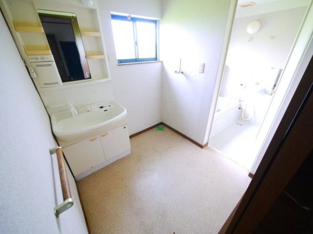 東金市田間  平屋中古戸建 の独立洗面台|内装リフォーム済み令和8年9月  2DKサンルーム付平屋 カーポート1台　