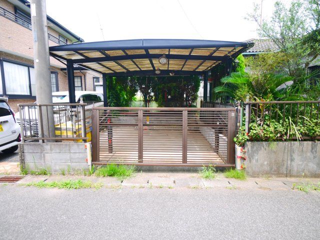 東金市田間  平屋中古戸建 の駐車場|内装リフォーム済み令和8年9月  2DKサンルーム付平屋 カーポート1台　