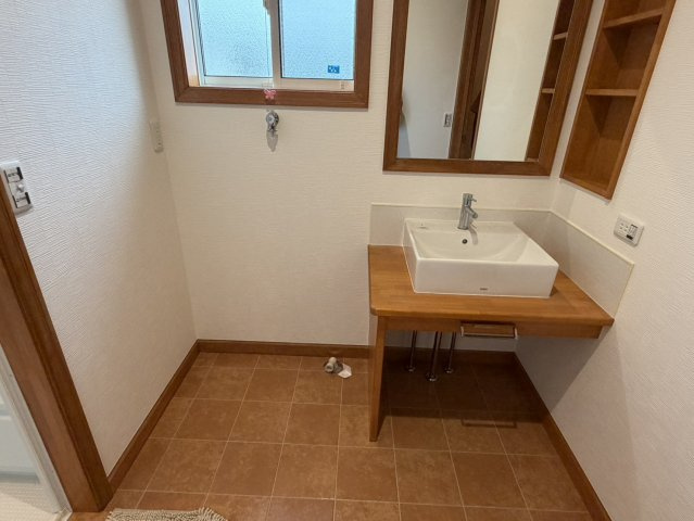 西条市安用　中古住宅の独立洗面台