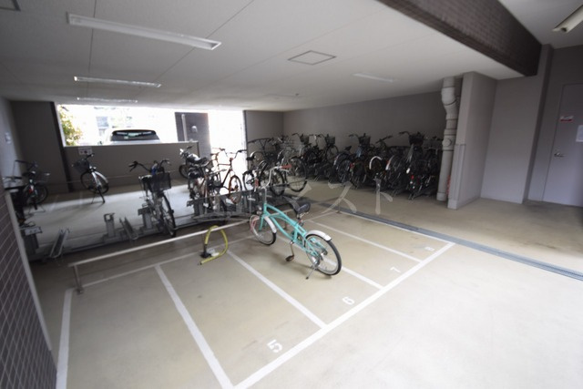 クリスタルグランツ梅田の駐車場