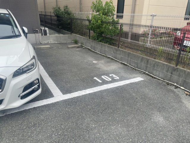 シャーメゾン北野の駐車場