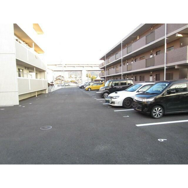 リバレインの駐車場