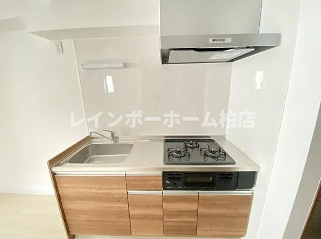 特典：仲介手数料が50％OFFです‼のキッチン|システムキッチンで、３口ガスコンロ・グリル付きです