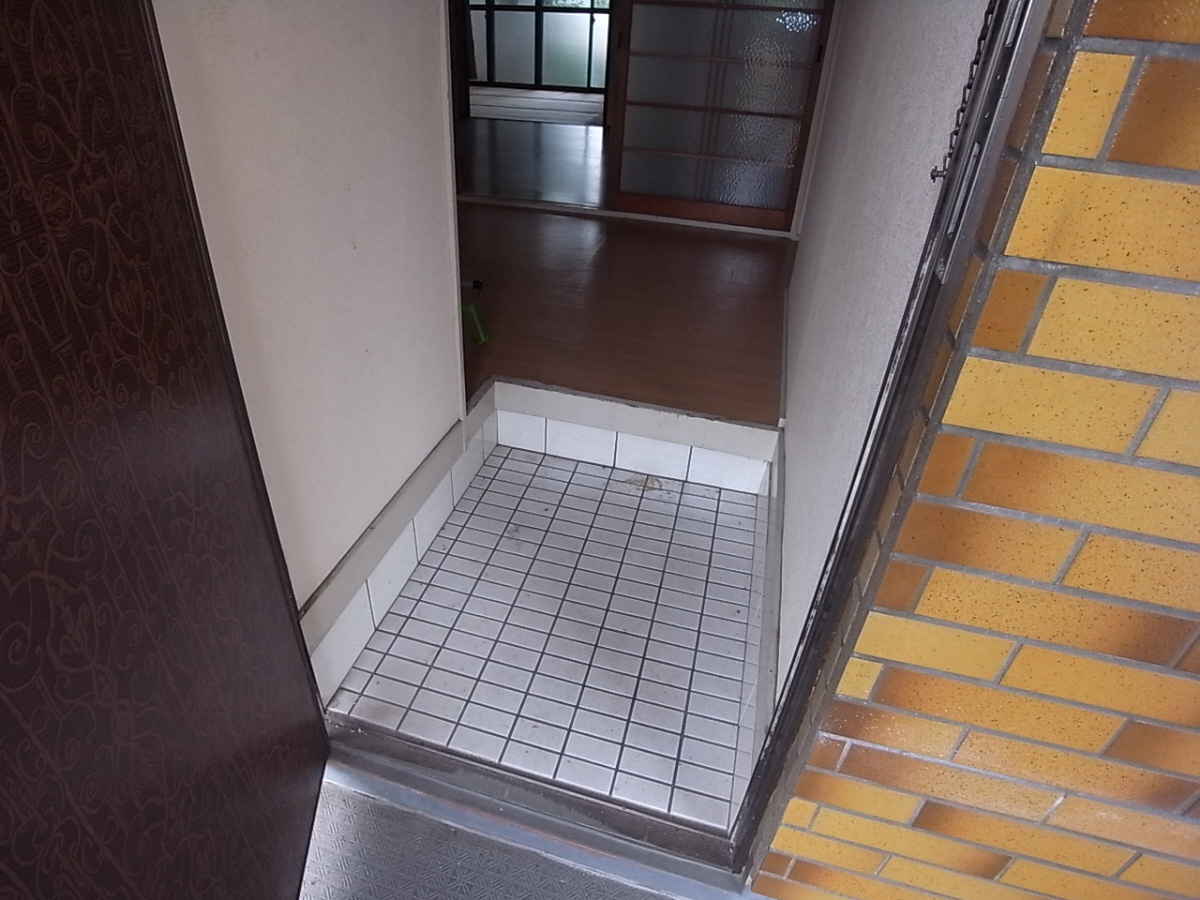 秦ハイツの玄関