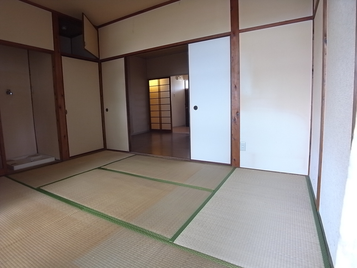 秦ハイツの洋室