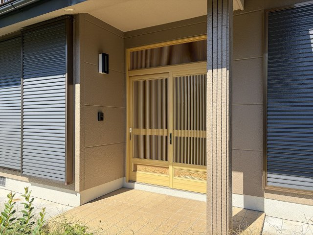 岡谷市山下町２丁目の中古一戸建の玄関