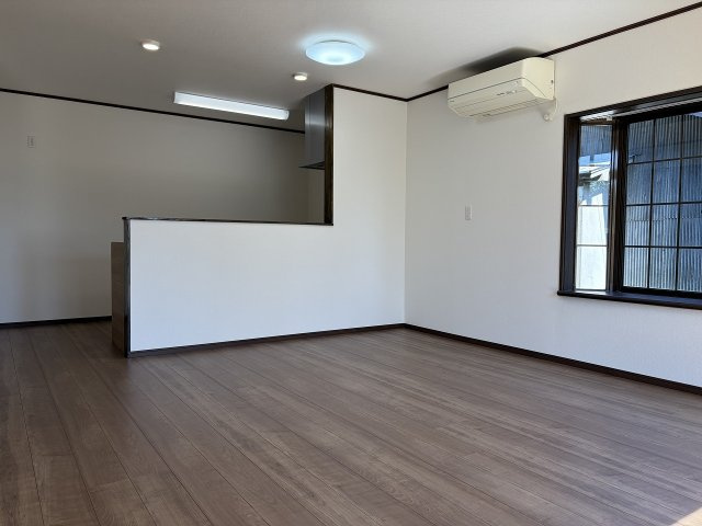 岡谷市山下町２丁目の中古一戸建の居間・リビング