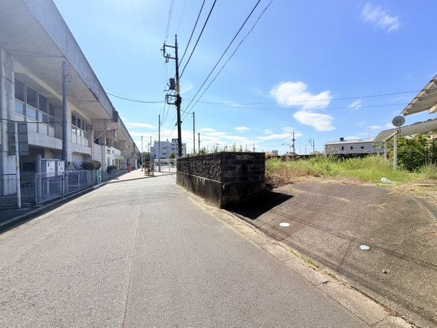 鉾田市新鉾田中古物件の前面道路含む現地写真
