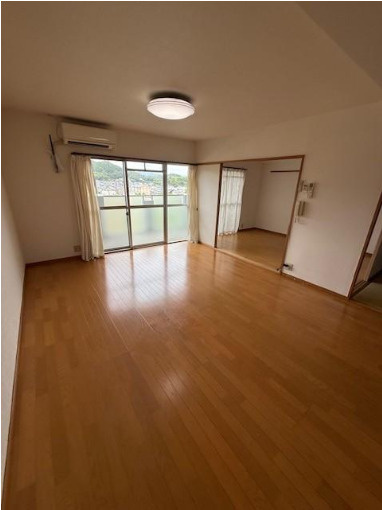 高知市大谷の中古マンションの居間・リビング|自然光が差し込むリビング☆隣接する洋室とつなげて広く使うこともできます♪