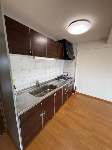 高知市大谷公園町の中古マンションのキッチン|キッチンは上下にたっぷりと収納を備えています♪