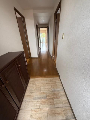 高知市大谷の中古マンションの玄関|各部屋のあいだには廊下があり、生活音が気になりにくいです◎