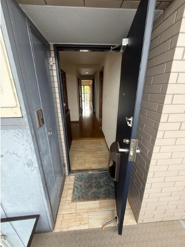 高知市大谷の中古マンションの玄関|室内が見えにくいアルコーブ型玄関で、ご家族のプライバシーを守ります◎