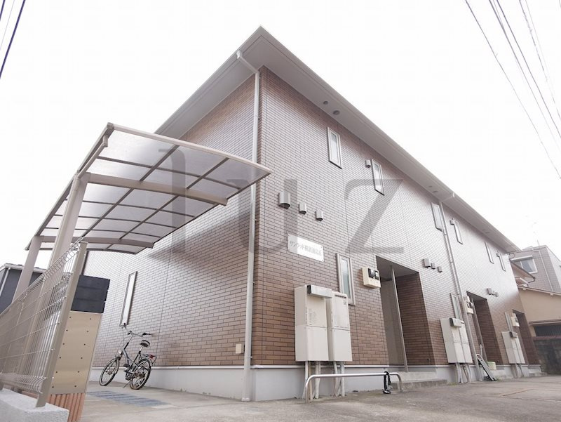 横浜市神奈川区浦島丘のアパートの外観