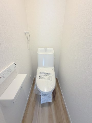 青梅市河辺町3期のトイレ|【1号棟】清潔感のある快適なトイレ空間。お手入れがしやすく、心地よい環境を保てます。