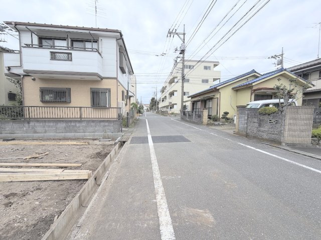 青梅市河辺町3期の前面道路含む現地写真|前面道路は幅員にゆとりがあり車庫入れもスムーズ。見通しが良く防犯面も安心です。