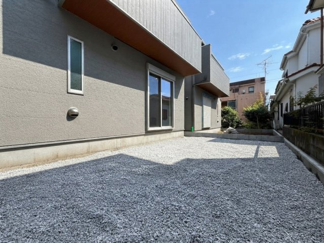青梅市河辺町3期の庭|【1号棟】手入れがしやすく使い勝手の良いじゃりのお庭。ちょっとしたガーデニングや倉庫置き場、気分転換にも最適です。