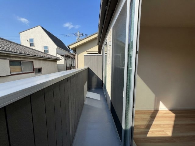青梅市河辺町3期のバルコニー|【1号棟】広さにゆとりのある南向きの開放的なバルコニー。洗濯物をたっぷり干せます。