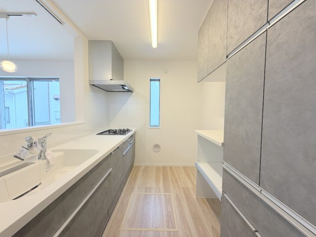 青梅市河辺町3期のキッチン|【1号棟】使い勝手の良いシステムキッチン。豊富な収納と広々スペースで毎日の調理が快適です。