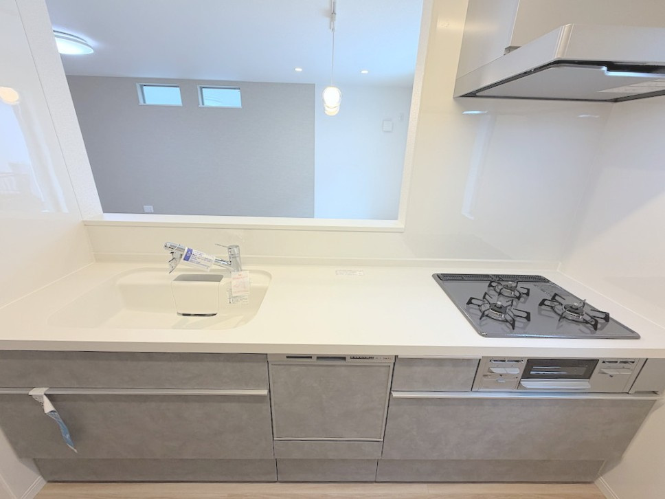 青梅市河辺町3期のキッチン|【1号棟】使い勝手の良いシステムキッチン。豊富な収納と広々スペースで毎日の調理が快適です。