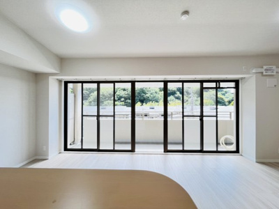 【居間・リビング】 | 京都北白川アーバンコンフォート | 大きな窓から自然光が差し込む明るいリビング！ゆとりある広さで家族団らんを楽しめます♪