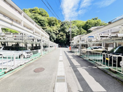 【駐車場】 | 京都北白川アーバンコンフォート | ゆとりある敷地内駐車場♪空き状況や詳細費用につきましてはお気軽にお問合せください！