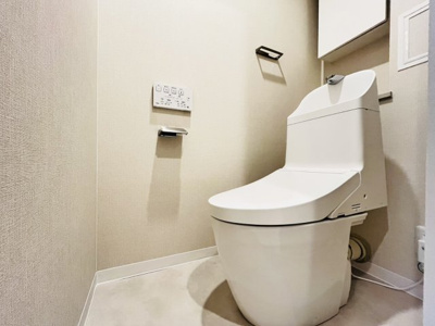 【トイレ】 | 京都北白川アーバンコンフォート | 温水洗浄便座付きのトイレですはお手入れもしやすい清潔なデザインです。