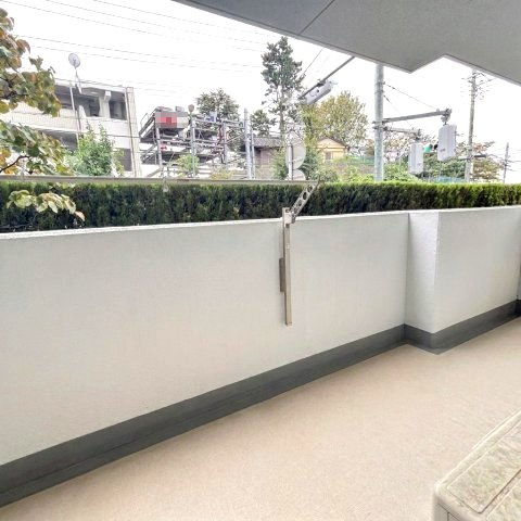 目隠しの植栽があり外からの人目は気になりません