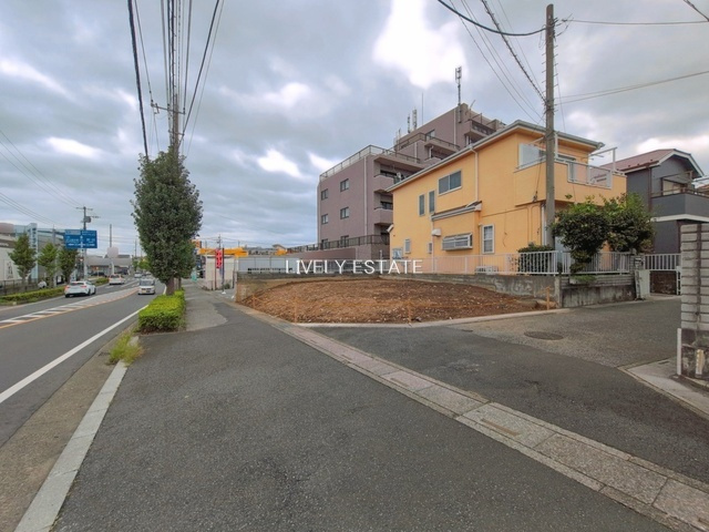 越谷市東大沢3丁目 新築分譲住宅の前面道路含む現地写真
