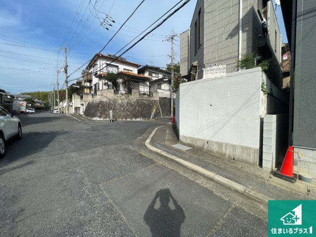 即日案内可能■京都市伏見区醍醐南端山町　新築一戸建ての前面道路含む現地写真|周辺は閑静な住宅街！前面道路広々で車の出し入れも便利です。駐車が苦手な方でも安心して車庫入れできます！
