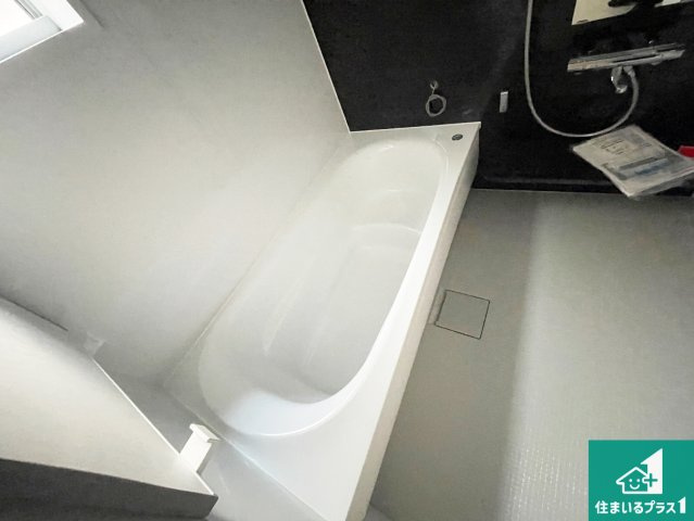 即日案内可能■京都市伏見区醍醐南端山町　新築一戸建ての浴室|足をゆったり伸ばして寛げる浴槽です。窓が設けられていますので差し込む光が明るく穏やかな雰囲気にしてくれます♪浴室乾燥機も設置しているので、雨の日の洗濯物も安心です♪