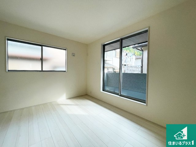 即日案内可能■京都市伏見区醍醐南端山町　新築一戸建ての洋室|シンプルな洋室は、自分好みのインテリアが楽しめます♪ご家族とインテリアや家具を選びに行くのは新築購入時の醍醐味の一つです。ぜひお楽しみください♪