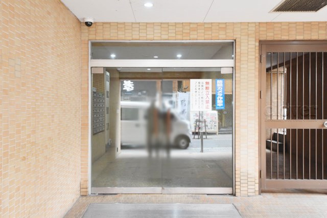 【エントランス】 | トーア飛鳥山マンション | お客様を、そして住人を出迎えてくれるマンションのエントランス。ゴミが落ちていないことからも、管理状態の良さや住民の節度の高さが見て取れます。～即日のご見学可能～　お問合せはお気軽にどうぞ。