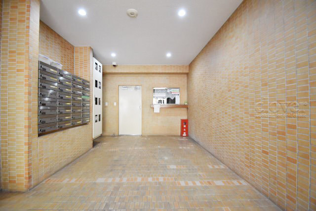 【ロビー】 | トーア飛鳥山マンション | 広々としたエントランスホール。入口の門をくぐった先にある、開放感と清潔感をあわせもつ空間です。お客様をお出迎えする際の、ロビーの役割も果たします。～即日のご見学可能～　お問合せはお気軽にどうぞ。