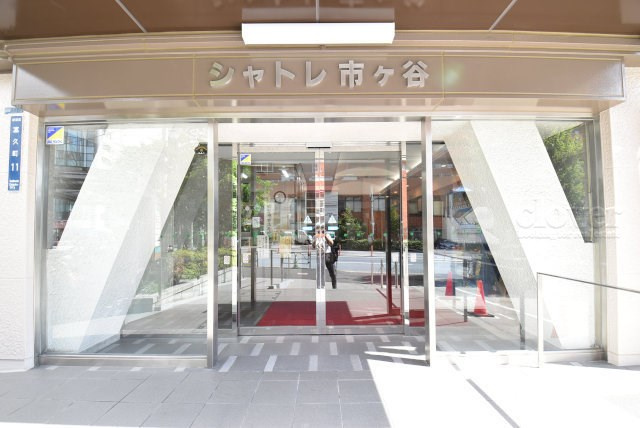 【エントランス】 | シャトレ市ヶ谷 | お客様を、そして住人を出迎えてくれるマンションのエントランス。ゴミが落ちていないことからも、管理状態の良さや住民の節度の高さが見て取れます。～即日のご見学可能～　お問合せはお気軽にどうぞ。