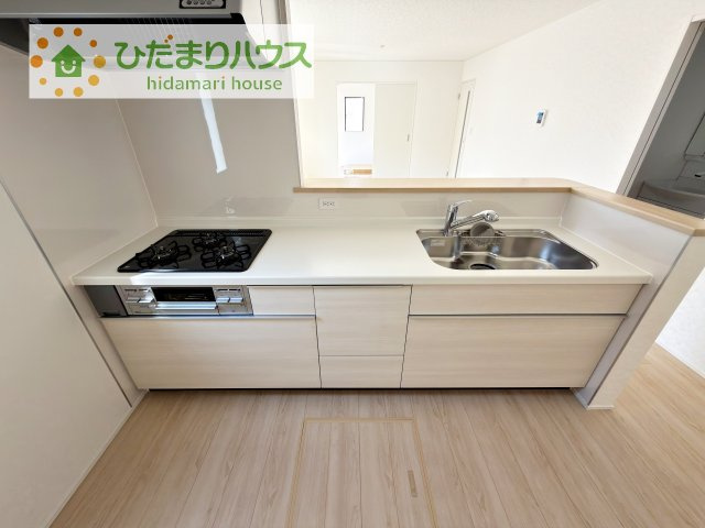 【キッチン】 | 土浦市木田余西台第2　新築戸建　2号棟 | 3口コンロでお料理する時間も短くなりそうですね(*‘∀‘)