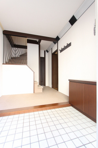 Maison21 B棟の玄関|タイル張りの玄関