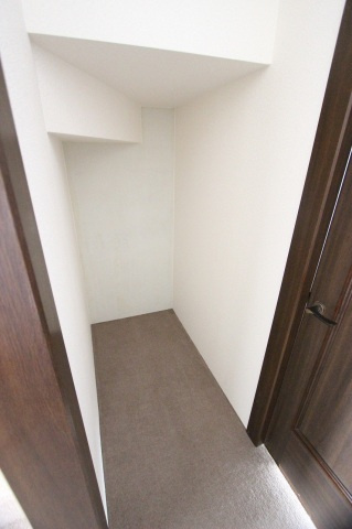 Maison21 B棟の収納|階段下の収納スペース