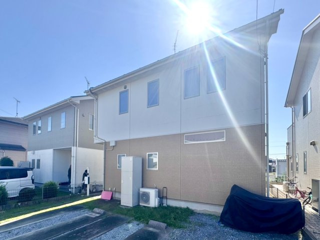 【中古戸建】邑楽郡邑楽町大字中野の外観|■外観｜光をやさしく反射する外壁により、日中はより開放的で爽やかな印象となり、住まい全体を明るく見せてくれます♪
