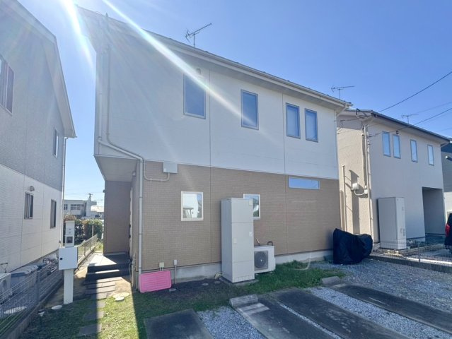 【中古戸建】邑楽郡邑楽町大字中野の外観|■外観｜光の当たり方によって陰影が美しく際立ち、時間帯ごとに異なる表情を楽しめる魅力があります。スタイリッシュで都会的な印象を与えつつも、シンプルで飽きのこない外観に仕上がっていま♪
