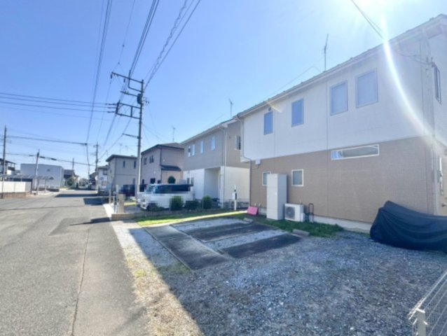 【中古戸建】邑楽郡邑楽町大字中野の外観|■外観｜周囲の見渡しが良く、車の出入りの際も安全確認がしやすいため、小さなお子様がいるご家庭でも安心です♪