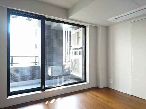 ザ・パークハウスグラン南青山高樹町の居間・リビング|こちらの居間で趣味の時間をお楽しみください