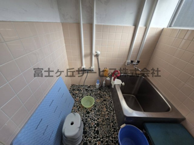 【浴室】 | 森町三倉　中古住宅 | タイル張りの在来浴室です。ステンレス浴槽と、温度調節しやすいサーモスタット混合水栓のシャワーを備えています。窓があり換気も良好。洗い場にゆとりがあり、ゆったり入浴できます。