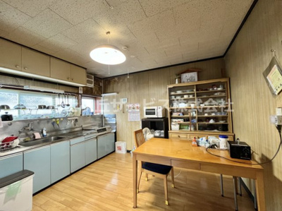 【トイレ】 | 森町三倉　中古住宅 | 小便器と洋式便器を別々の個室に備えたトイレです。朝の混み合う時間帯も使いやすく、来客時にも便利。洋式トイレには立ち座りを助ける手すりが付き、各室に窓があるため明るく換気も良好です。