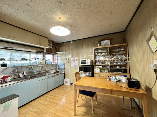 【トイレ】 | 森町三倉　中古住宅 | 小便器と洋式便器を別々の個室に備えたトイレです。朝の混み合う時間帯も使いやすく、来客時にも便利。洋式トイレには立ち座りを助ける手すりが付き、各室に窓があるため明るく換気も良好です。