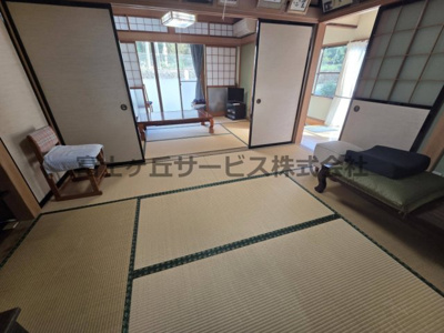 【和室】 | 森町三倉　中古住宅 | 6帖の和室が二間続く続き間です。襖を開け放てば12帖の広々とした空間となり、法事や親戚の集まりにも対応できます。大きな掃き出し窓と障子から柔らかな光が入る、落ち着いた和の住まいです。