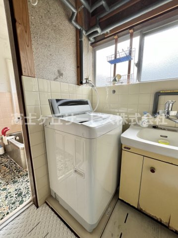 【設備】 | 森町三倉　中古住宅 | 既存部分の階段と、奥へ続くフローリングの廊下です。家の中に階段が2か所あるため、2階への行き来がしやすい間取り。廊下の両側には手すりが付き、突き当たりの出入口から外へも出られる便利な動線です。