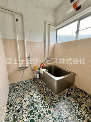 【設備】 | 森町三倉　中古住宅 | 2階の階段上がり口です。大きな窓からたっぷりと日が差し込み、明るく開放的な空間。窓の外にはベランダが続き、山の緑を眺めることができます。各和室へは引き戸で出入りでき、2階の移動もスムーズです。