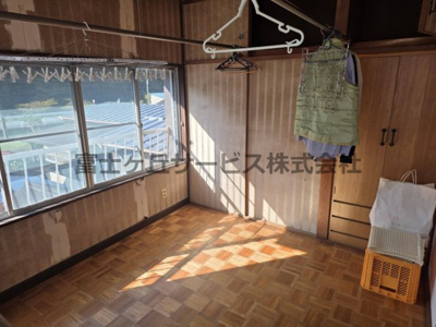 【洋室】 | 森町三倉　中古住宅 | 2階の洋室です。寄木風のフローリングに大きな窓から日差しが届き、明るい室内。クローゼットと押入を備え収納も充実しています。窓の外はベランダに面しており、書斎や子ども部屋、趣味の部屋にもおすすめです。