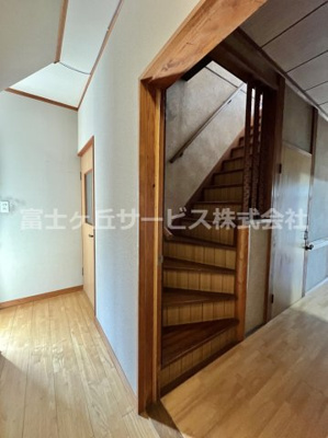 【和室】 | 森町三倉　中古住宅 | 床の間と違い棚を備えた2階の6帖和室です。天袋付きの押入があり、布団や季節物もたっぷり収納できます。日差しが入る明るい室内で、隣の洋室とは襖で仕切られ、客間や寝室として落ち着いて過ごせます。