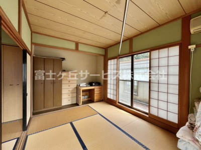【和室】 | 森町三倉　中古住宅 | 木目の天井が美しい2階の6帖和室です。隣の和室とは襖で続き間になり、開ければ奥まで見通せる開放的な造り。窓から光が入り明るく、タンスなどを置ける板の間もあり、寝室や家族の部屋として使いやすい空間です。